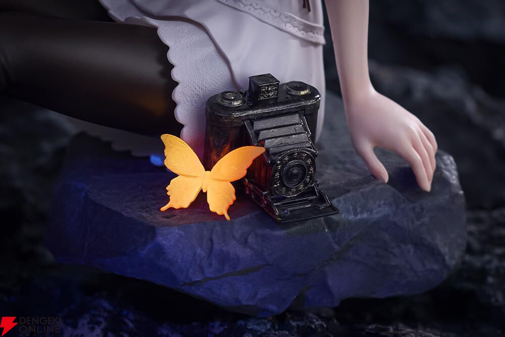 『零 紅い蝶』天倉 澪&繭のフィギュアはキービジュアルをイメージ。発光する紅い蝶や射影機も付属