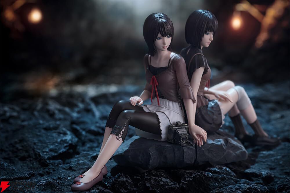 『零 紅い蝶』天倉 澪&繭のフィギュアはキービジュアルをイメージ。発光する紅い蝶や射影機も付属