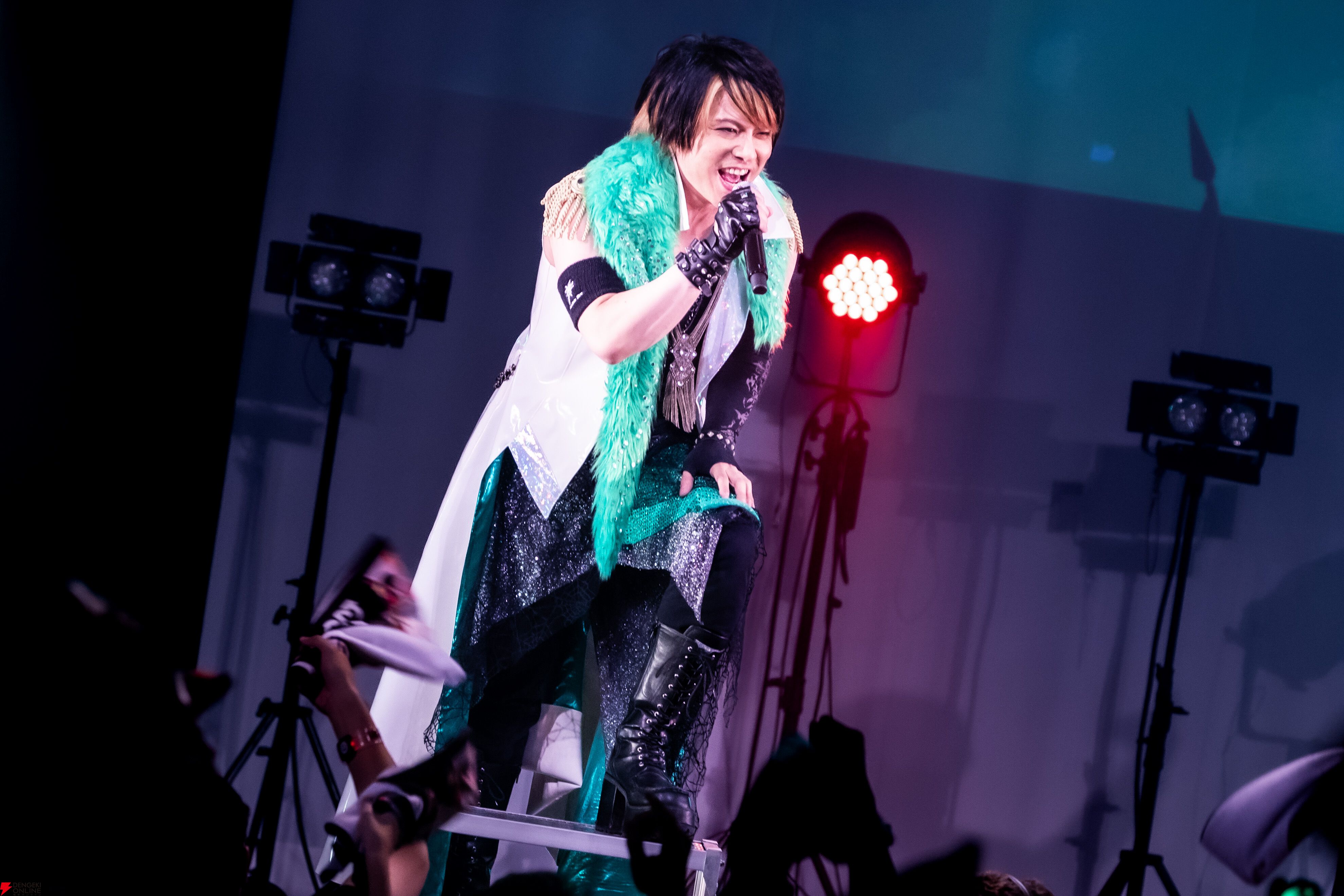 トップバッターはA-One。『Drive Your Fire』に『Scream out