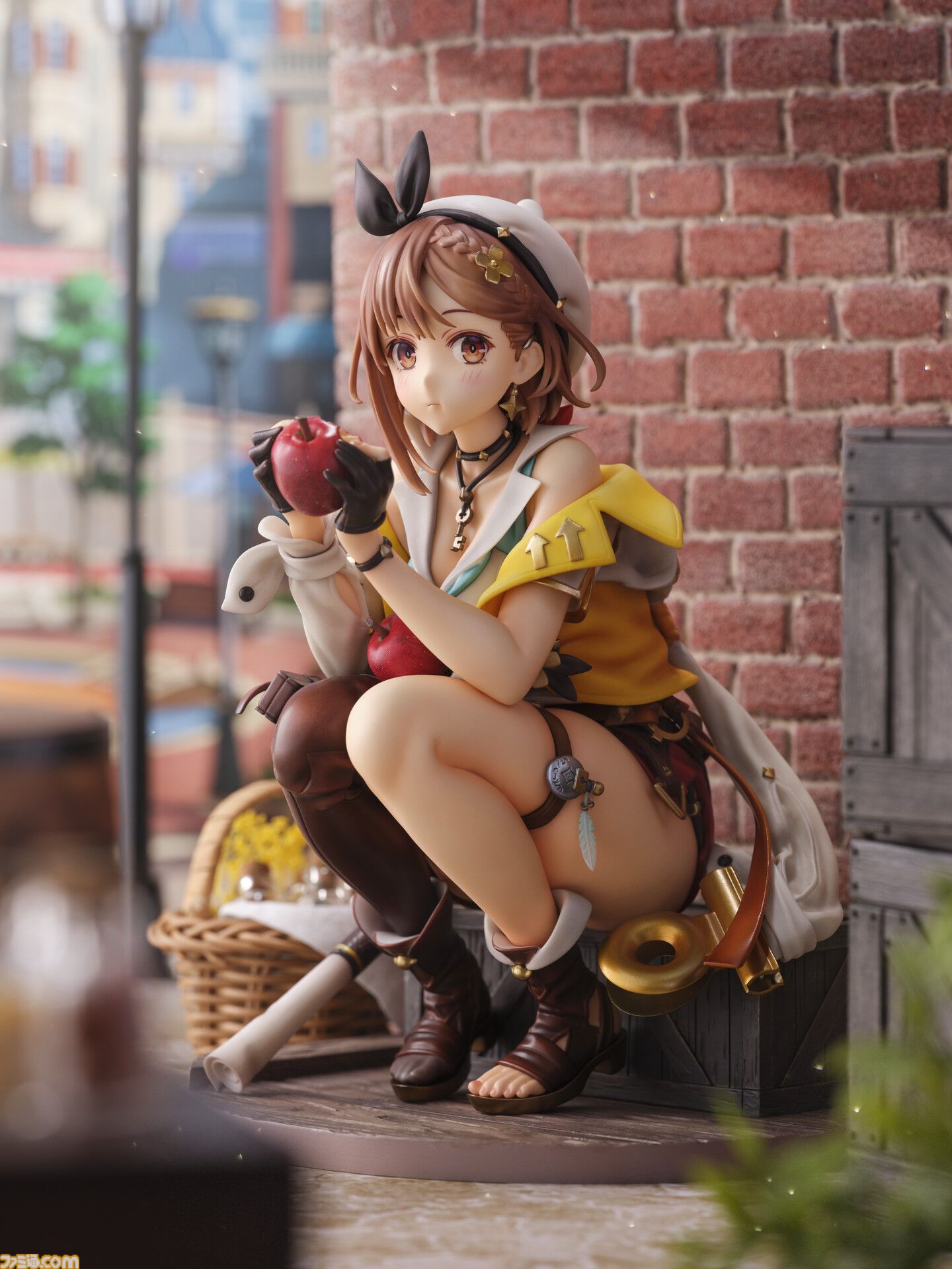 ライザのアトリエ2』よりライザの1/6スケールフィギュアが予約開始。リンゴをもぐもぐつまみ食い、ボリューム満点な立体化 |  ゲーム・エンタメ最新情報のファミ通.com