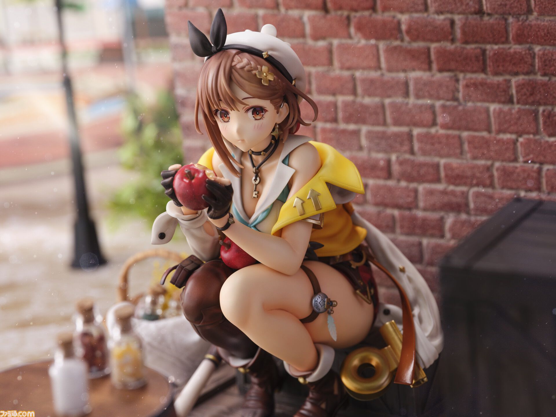 ライザのアトリエ2』よりライザの1/6スケールフィギュアが予約開始。リンゴをもぐもぐつまみ食い、ボリューム満点な立体化 |  ゲーム・エンタメ最新情報のファミ通.com