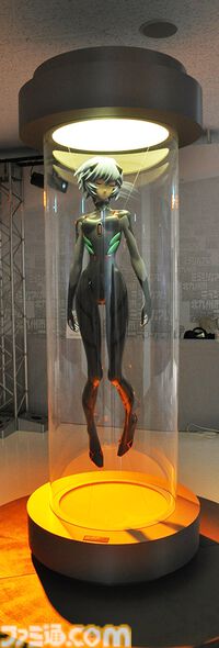 【エヴァ博 六本木】アヤナミレイ（仮称）等身大フィギュアや特大ロンギヌスの槍などが新たに展示。限定キーホルダー付き前売り券が7月20日より販売開始