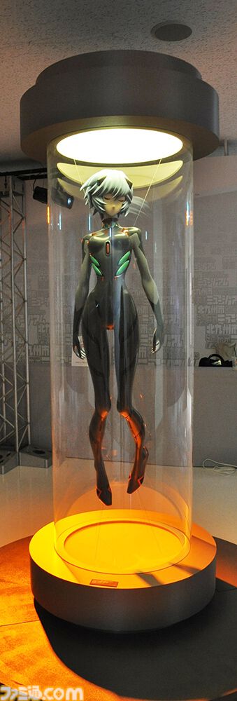 【エヴァ博 六本木】アヤナミレイ（仮称）等身大フィギュアや特大ロンギヌスの槍などが新たに展示。限定キーホルダー付き前売り券が7月20日より販売開始