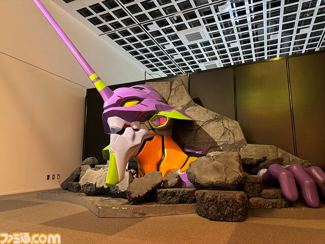 【エヴァ博 六本木】アヤナミレイ（仮称）等身大フィギュアや特大ロンギヌスの槍などが新たに展示。限定キーホルダー付き前売り券が7月20日より販売開始