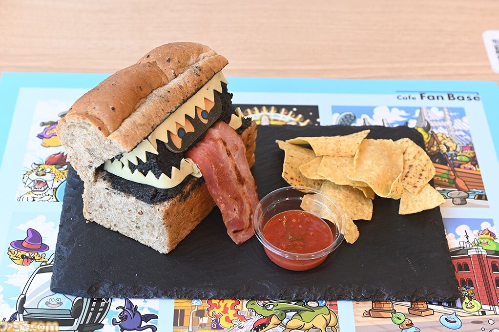 巨大スライムが横浜に出現！ はぐれメタルがパンケーキに!? “ドラゴンクエストカーニバル in 横浜・みなとみらい”真夏の大冒険をリポート
