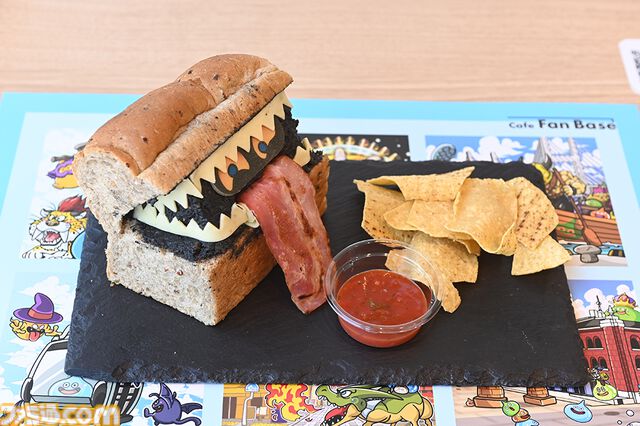 巨大スライムが横浜に出現！ はぐれメタルがパンケーキに!? “ドラゴンクエストカーニバル in 横浜・みなとみらい”真夏の大冒険をリポート
