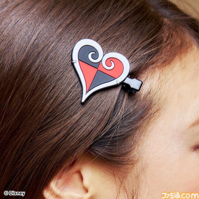 『キングダム ハーツ』シリーズ、ハロウィンタウンモチーフのヘアクリップセットと缶型グラスが登場。ヘアクリップセットが10月3日、缶型グラスが9月28日発売予定