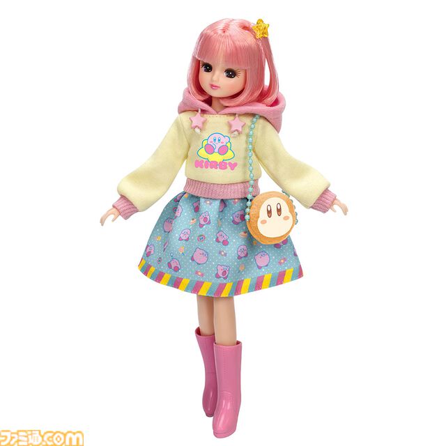『星のカービィ』とリカちゃんのコラボ人形が予約開始。カービィ尽くしのにぎやかドレスやピンクヘアがキュート。ワドルディのミニバッグがアクセントに