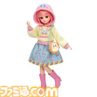 『星のカービィ』とリカちゃんのコラボ人形が予約開始。カービィ尽くしのにぎやかドレスやピンクヘアがキュート。ワドルディのミニバッグがアクセントに