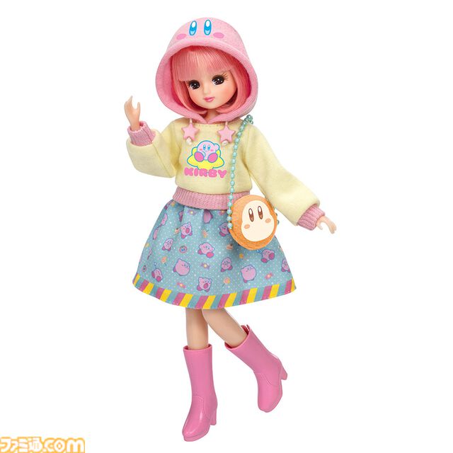 『星のカービィ』とリカちゃんのコラボ人形が予約開始。カービィ尽くしのにぎやかドレスやピンクヘアがキュート。ワドルディのミニバッグがアクセントに