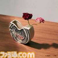 伊藤潤二『うずまき』連載終了25周年記念グッズが発売。うずまき化した斎藤敏夫＆黒谷あざみの“箸おき”は狂気あふれるデザイン