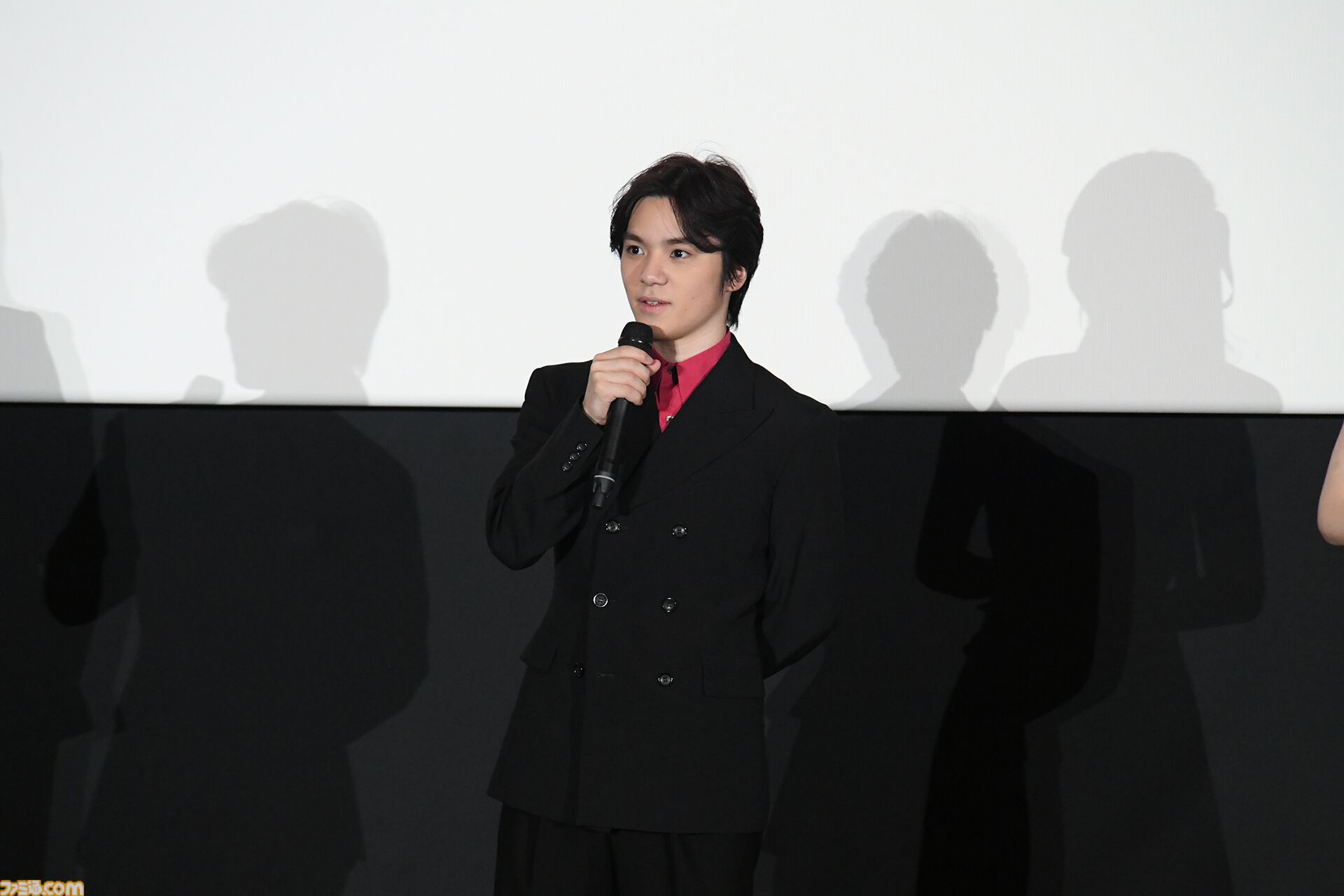 『ワンピース・オン・アイス』宇野昌磨さんとゲーマー4人がきゃっきゃする記事。殴る蹴るには物理法則が邪魔