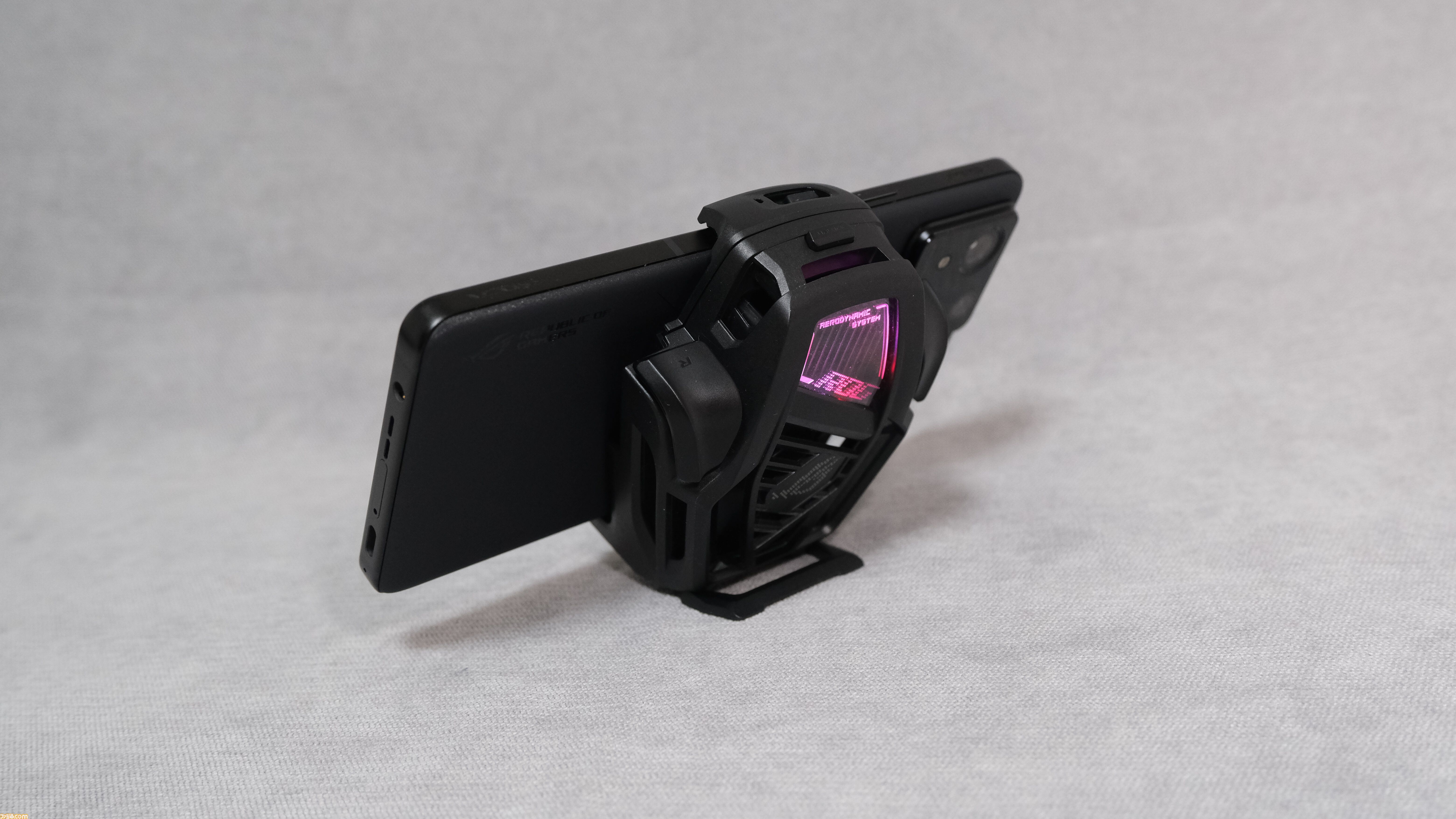 ASUSのゲーミングスマホROG Phone 8 Proをファミ通がクロス ASUSのゲーミングスマホROG Phone 8 Proをファミ通がクロス