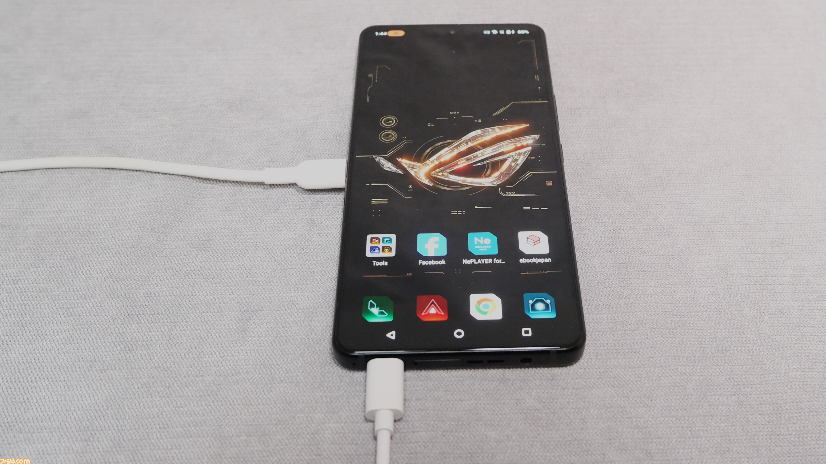 ASUSのゲーミングスマホROG Phone 8 Proをファミ通がクロス ASUSのゲーミングスマホROG Phone 8 Proをファミ通がクロス