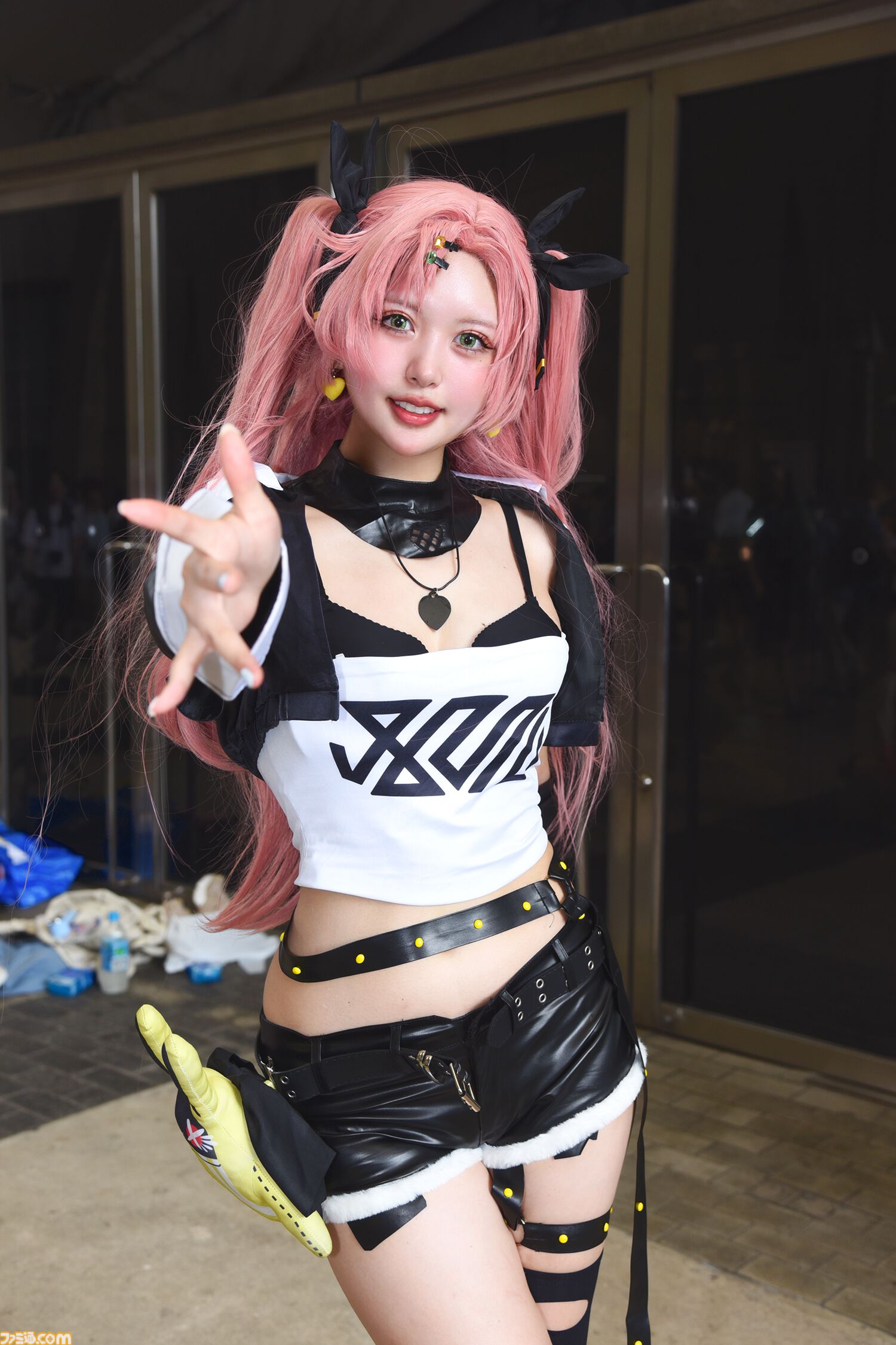 コミケ前にワンフェスのコスプレをどうぞ。『ゼンゼロ』から『キン肉マン』まで勢ぞろい！『ブルアカ』×『北斗の拳』トキの共演も熱い