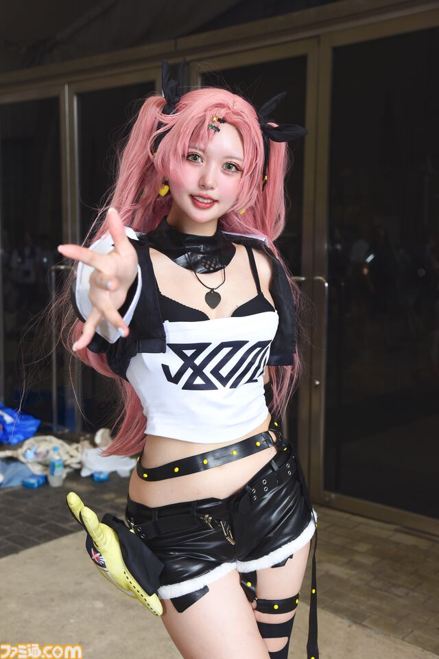 コミケ前にワンフェスのコスプレをどうぞ。『ゼンゼロ』から『キン肉マン』まで勢ぞろい！『ブルアカ』×『北斗の拳』トキの共演も熱い