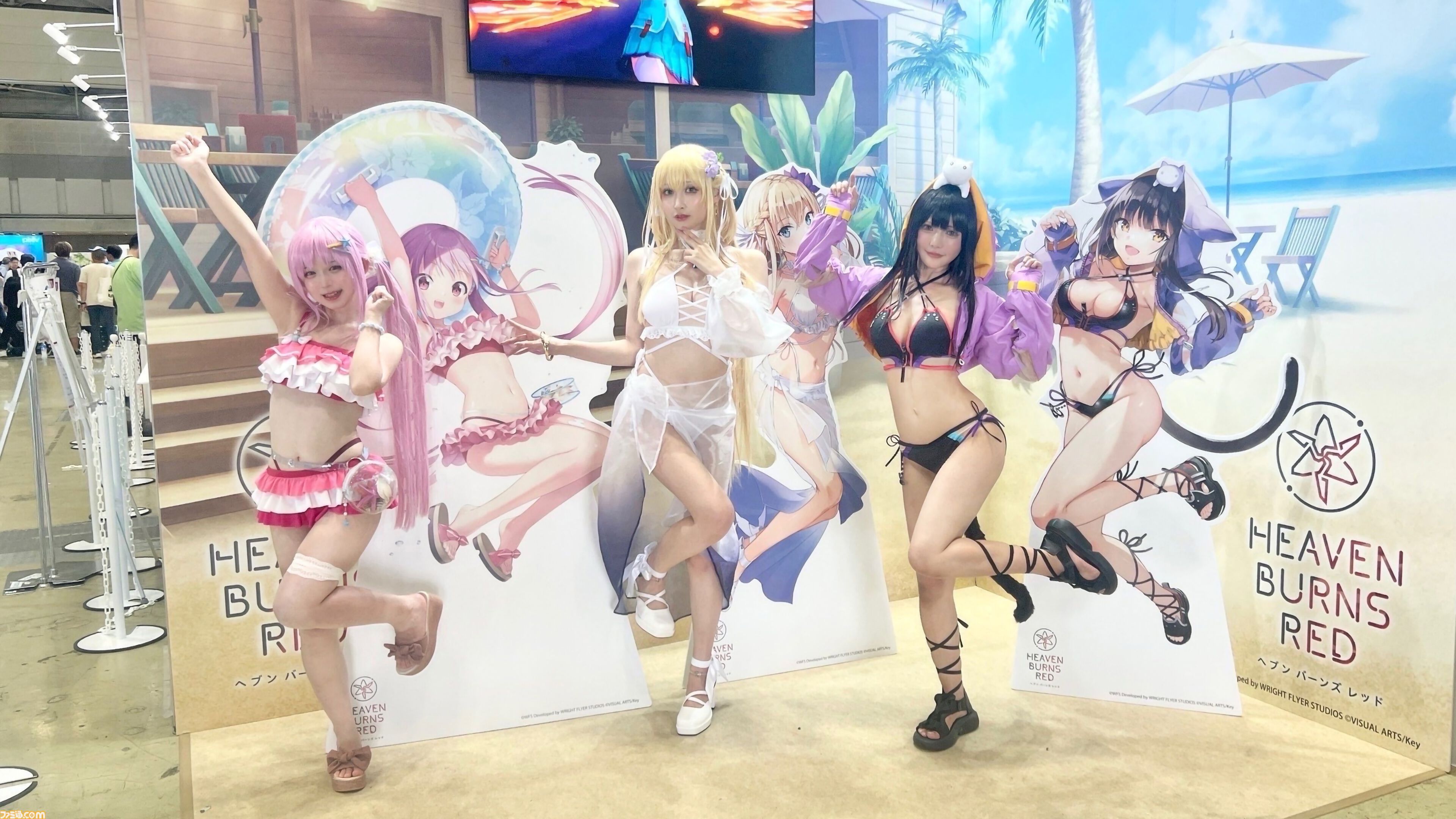 水着衣装のコスプレイヤーたちが登場＆ノベルティ配布も！『ヘブバン