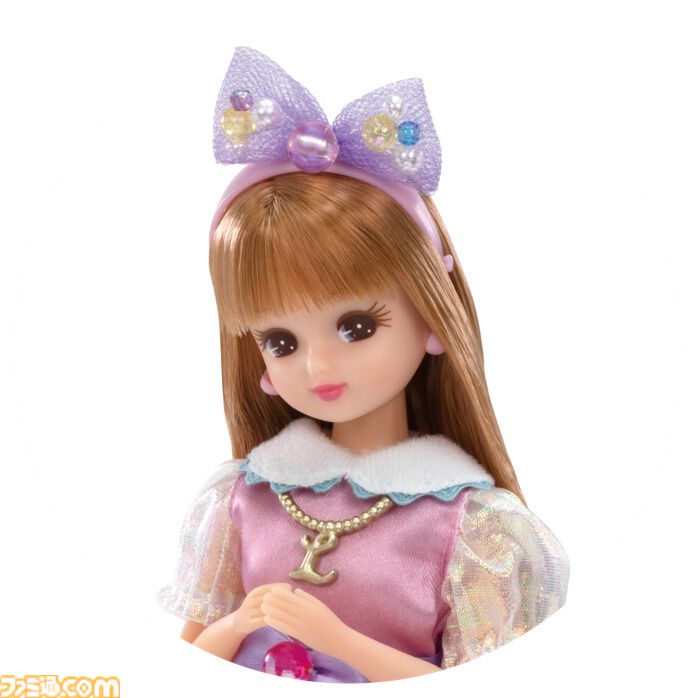 スシローがリカちゃんとコラボ！ 着せ替えが楽しめるオリジナルキーホルダー＆シールが付属した“ぷちローセット”が登場