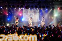 『学マス』デビューライブツアー“初声公演”（大阪）リポート。手毬のチワワな一面がのぞくキュートな楽曲や、ことねによる等身大のラブソングをサプライズ披露！
