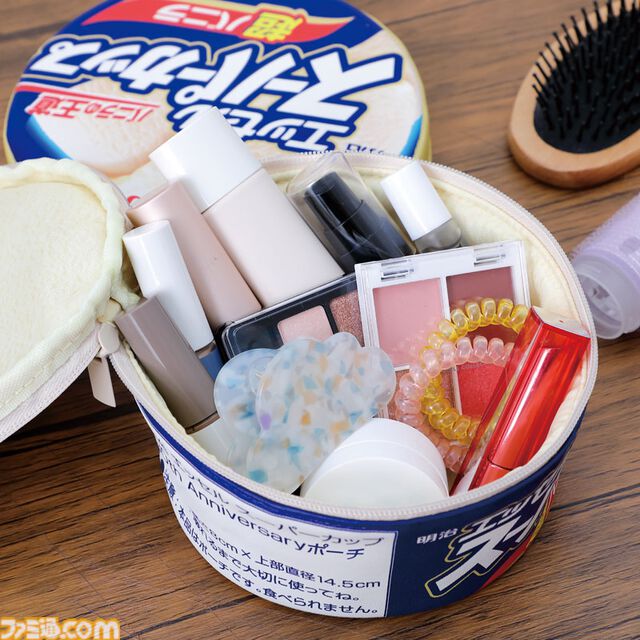 おなじみのアイス“スーパーカップ”がポーチに。ストラップ付きでどこでも持ち運べる。Amazonや楽天で予約受付中【本物そっくり】