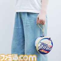 おなじみのアイス“スーパーカップ”がポーチに。ストラップ付きでどこでも持ち運べる。Amazonや楽天で予約受付中【本物そっくり】