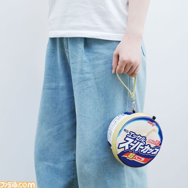 おなじみのアイス“スーパーカップ”がポーチに。ストラップ付きでどこでも持ち運べる。Amazonや楽天で予約受付中【本物そっくり】