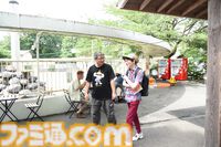 おじさんふたり、日光さる軍団のおさるランドではしゃぐ。子ざるには人間と動物の赤ちゃん両方のかわいさがあってどうにかなりそう