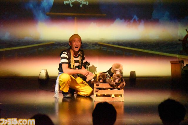 おじさんふたり、日光さる軍団のおさるランドではしゃぐ。子ざるには人間と動物の赤ちゃん両方のかわいさがあってどうにかなりそう