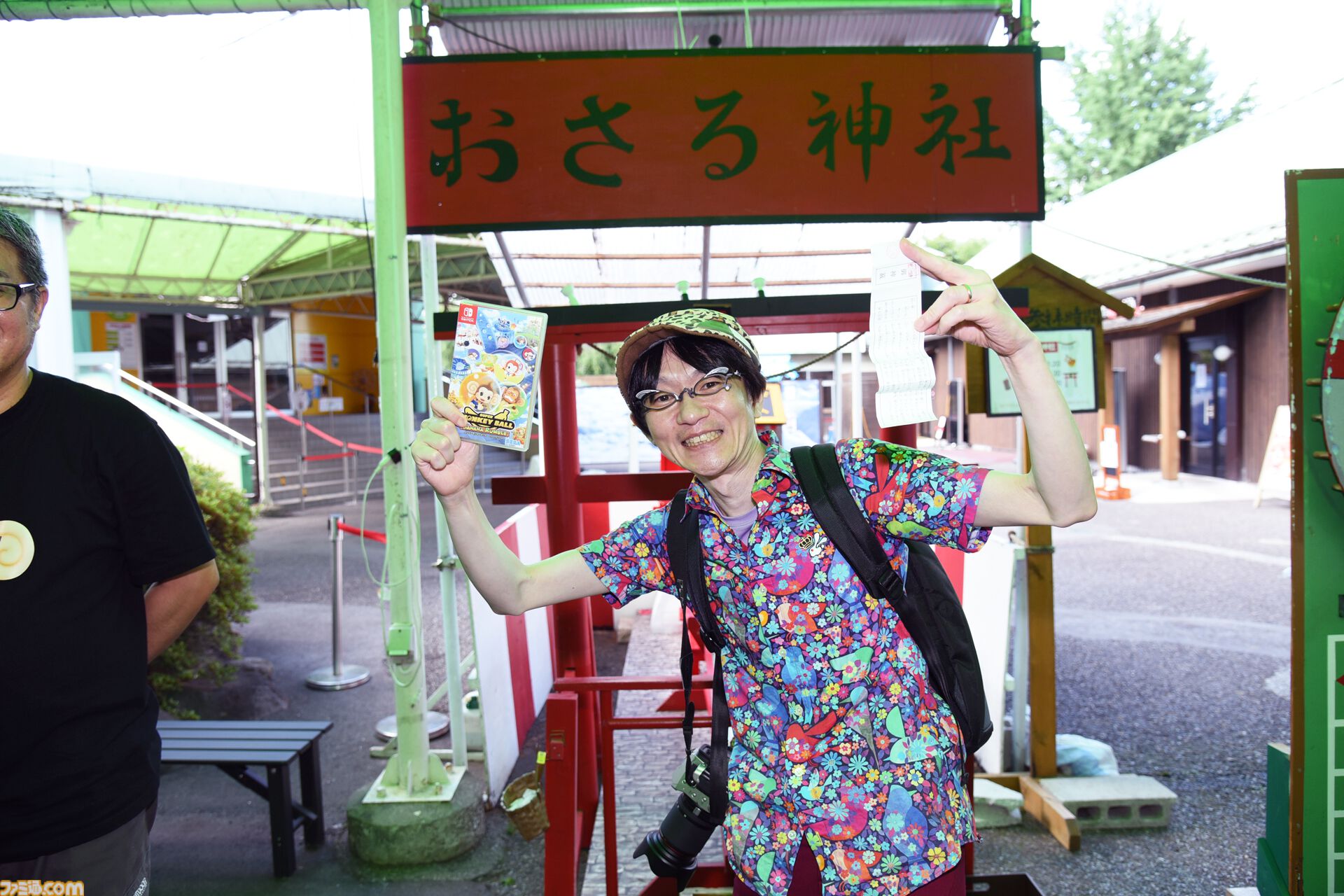おじさんふたり、日光さる軍団のおさるランドではしゃぐ。子ざるには人間と動物の赤ちゃん両方のかわいさがあってどうにかなりそう