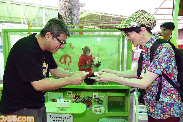おじさんふたり、日光さる軍団のおさるランドではしゃぐ。子ざるには人間と動物の赤ちゃん両方のかわいさがあってどうにかなりそう