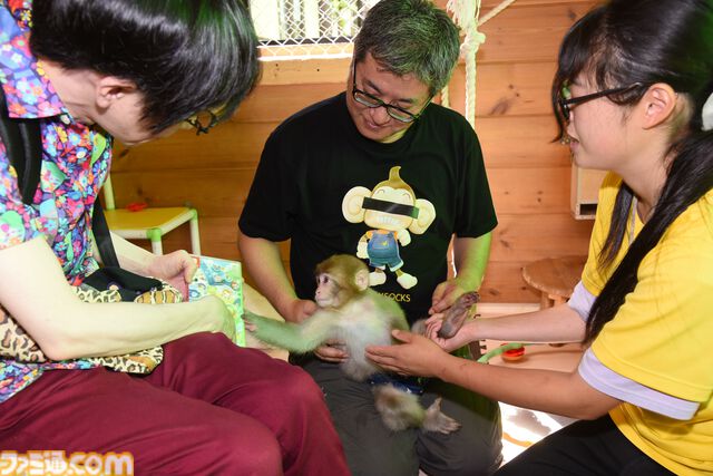 おじさんふたり、日光さる軍団のおさるランドではしゃぐ。子ざるには人間と動物の赤ちゃん両方のかわいさがあってどうにかなりそう