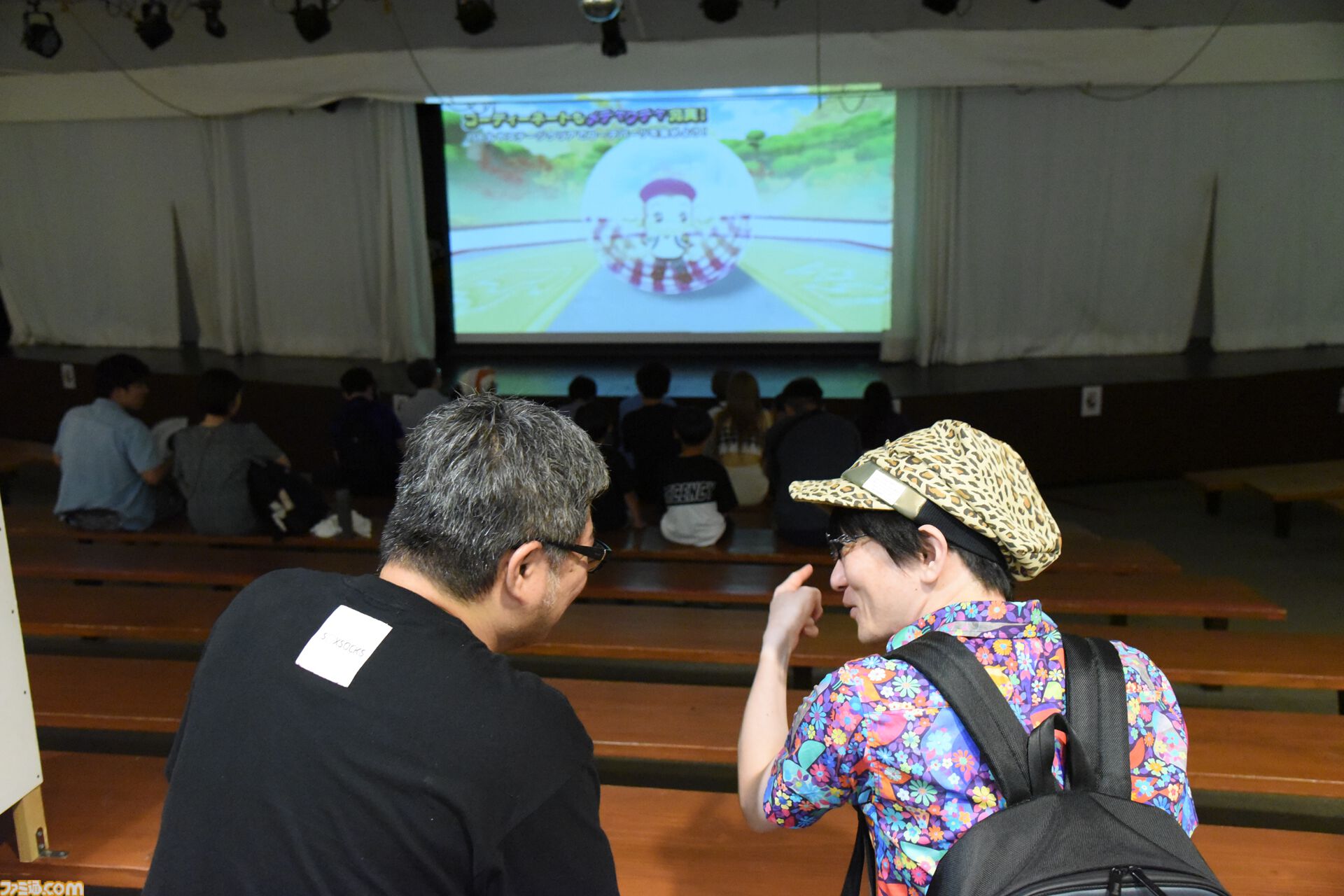 おじさんふたり、日光さる軍団のおさるランドではしゃぐ。子ざるには人間と動物の赤ちゃん両方のかわいさがあってどうにかなりそう