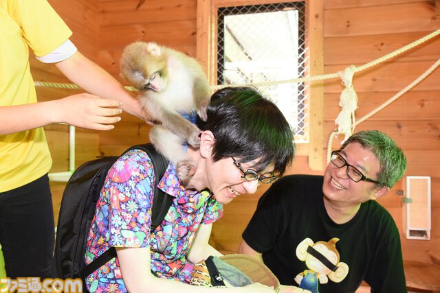 おじさんふたり、日光さる軍団のおさるランドではしゃぐ。子ざるには人間と動物の赤ちゃん両方のかわいさがあってどうにかなりそう