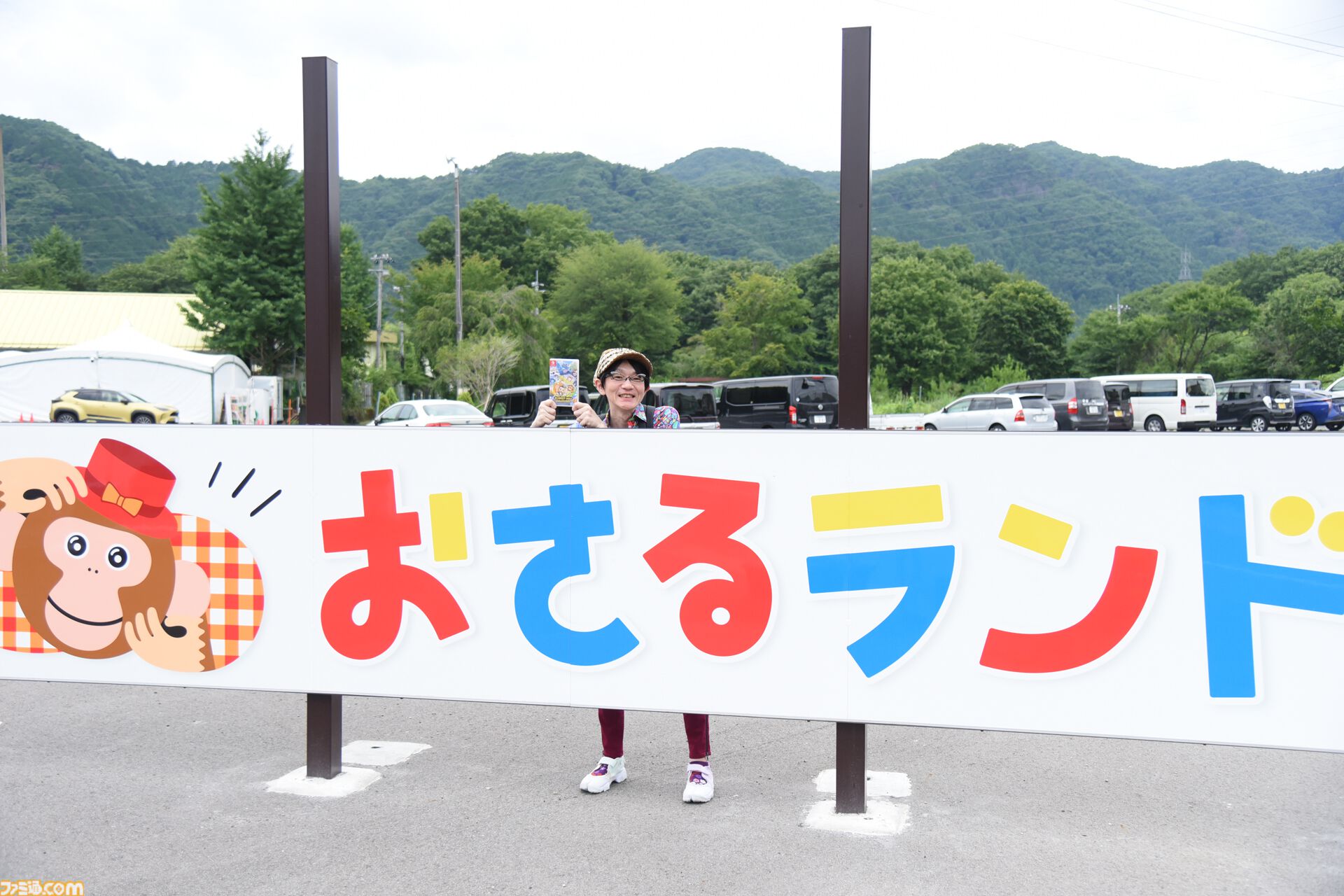 おじさんふたり、日光さる軍団のおさるランドではしゃぐ。子ざるには人間と動物の赤ちゃん両方のかわいさがあってどうにかなりそう