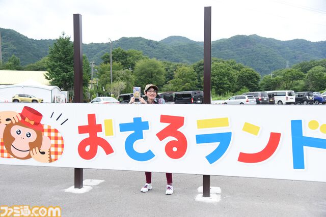 おじさんふたり、日光さる軍団のおさるランドではしゃぐ。子ざるには人間と動物の赤ちゃん両方のかわいさがあってどうにかなりそう