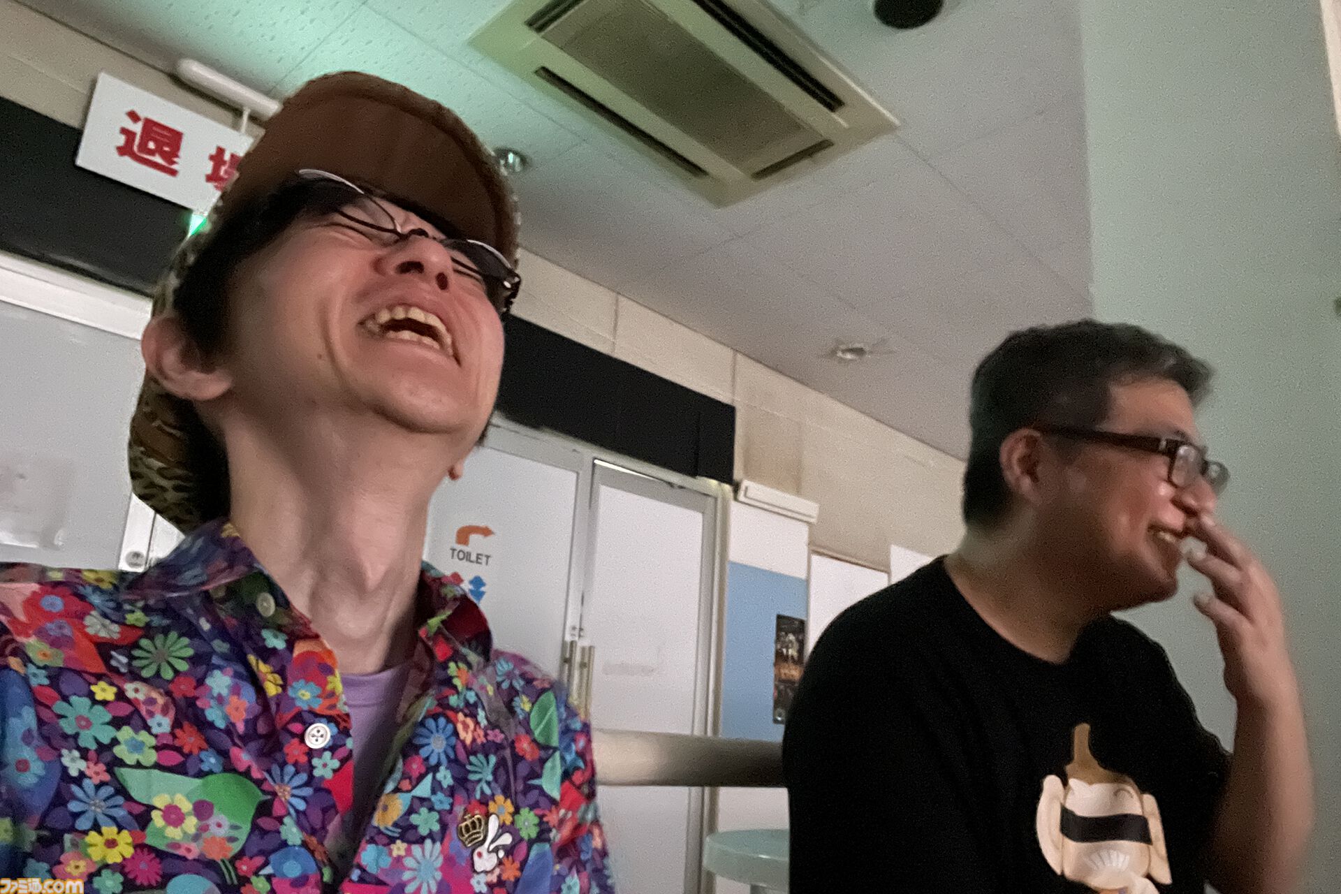 おじさんふたり、日光さる軍団のおさるランドではしゃぐ。子ざるには人間と動物の赤ちゃん両方のかわいさがあってどうにかなりそう
