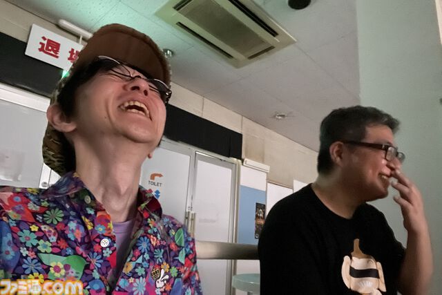おじさんふたり、日光さる軍団のおさるランドではしゃぐ。子ざるには人間と動物の赤ちゃん両方のかわいさがあってどうにかなりそう