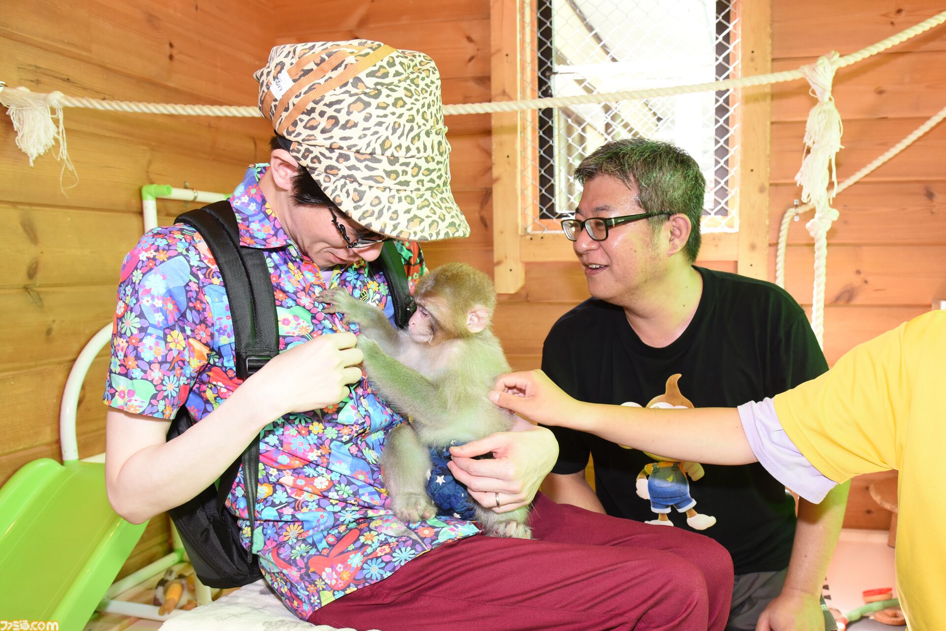 おじさんふたり、日光さる軍団のおさるランドではしゃぐ。子ざるには人間と動物の赤ちゃん両方のかわいさがあってどうにかなりそう