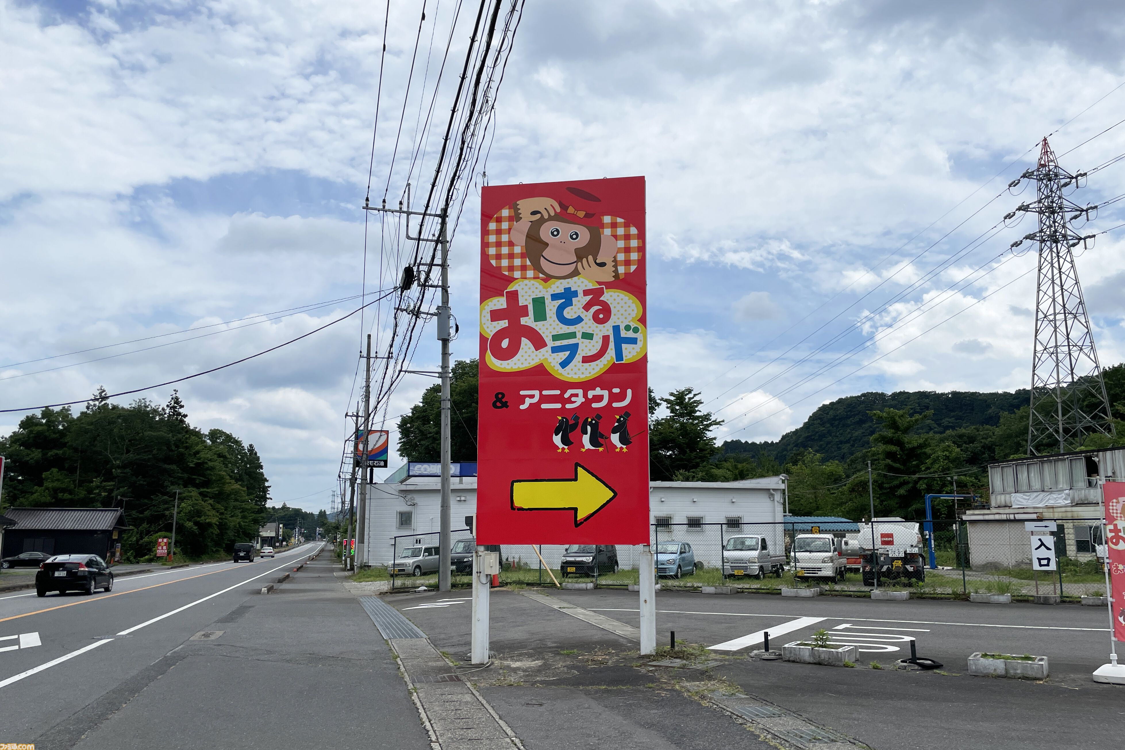 おじさんふたり、日光さる軍団のおさるランドではしゃぐ。子ざるには人間と動物の赤ちゃん両方のかわいさがあってどうにかなりそう