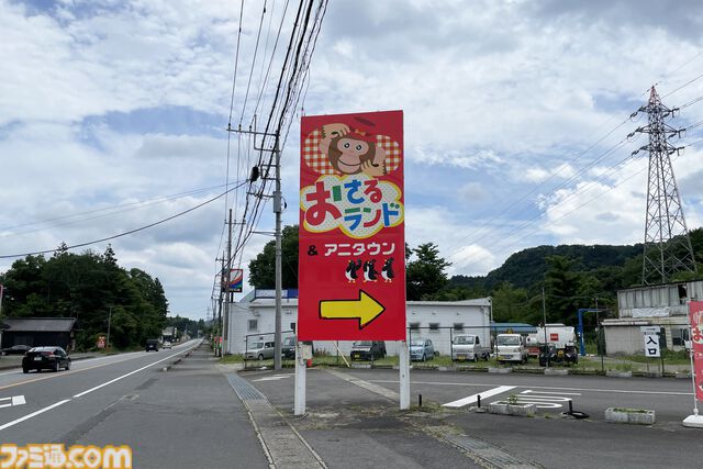 おじさんふたり、日光さる軍団のおさるランドではしゃぐ。子ざるには人間と動物の赤ちゃん両方のかわいさがあってどうにかなりそう