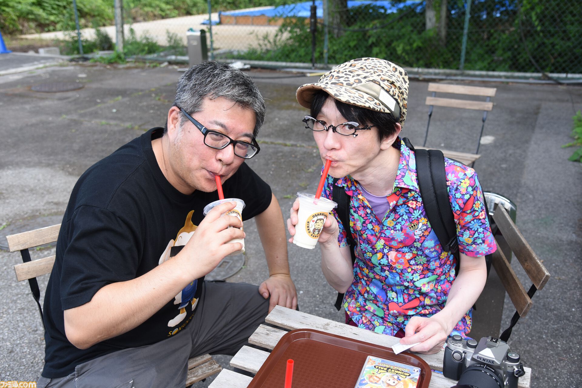 おじさんふたり、日光さる軍団のおさるランドではしゃぐ。子ざるには人間と動物の赤ちゃん両方のかわいさがあってどうにかなりそう