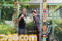 おじさんふたり、日光さる軍団のおさるランドではしゃぐ。子ざるには人間と動物の赤ちゃん両方のかわいさがあってどうにかなりそう