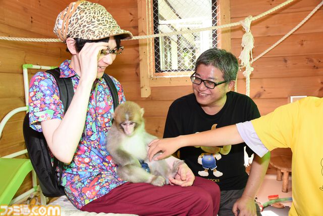 おじさんふたり、日光さる軍団のおさるランドではしゃぐ。子ざるには人間と動物の赤ちゃん両方のかわいさがあってどうにかなりそう