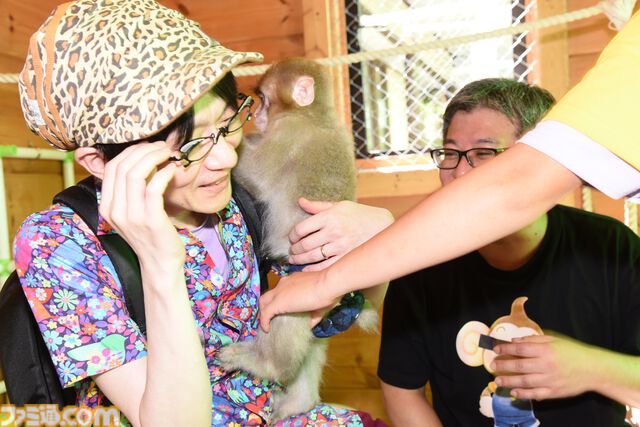 おじさんふたり、日光さる軍団のおさるランドではしゃぐ。子ざるには人間と動物の赤ちゃん両方のかわいさがあってどうにかなりそう
