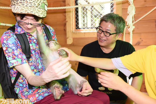 おじさんふたり、日光さる軍団のおさるランドではしゃぐ。子ざるには人間と動物の赤ちゃん両方のかわいさがあってどうにかなりそう