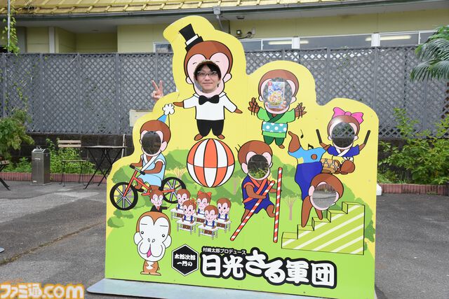 おじさんふたり、日光さる軍団のおさるランドではしゃぐ。子ざるには人間と動物の赤ちゃん両方のかわいさがあってどうにかなりそう