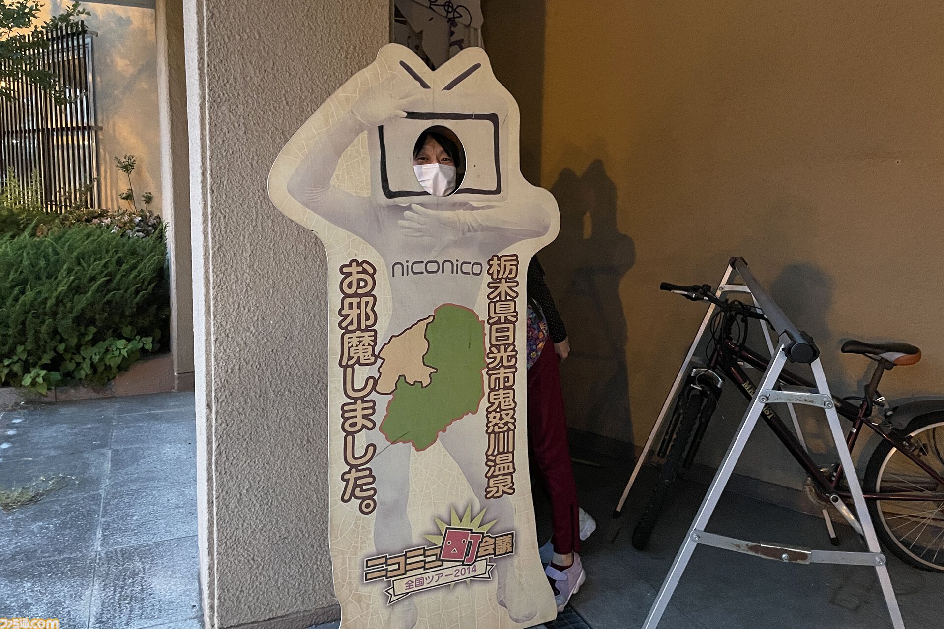 おじさんふたり、日光さる軍団のおさるランドではしゃぐ。子ざるには人間と動物の赤ちゃん両方のかわいさがあってどうにかなりそう