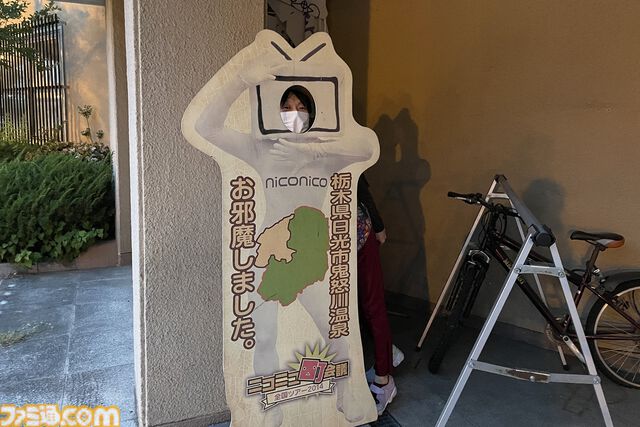 おじさんふたり、日光さる軍団のおさるランドではしゃぐ。子ざるには人間と動物の赤ちゃん両方のかわいさがあってどうにかなりそう