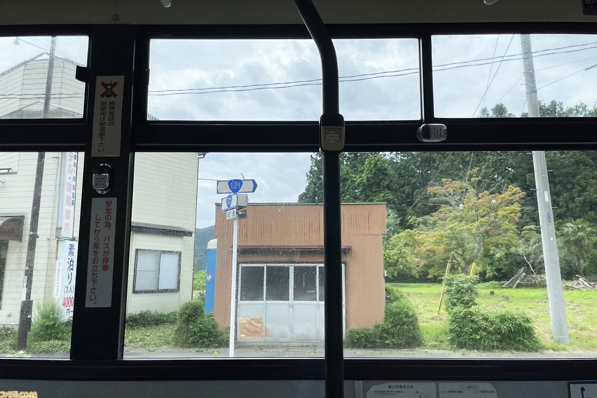 おじさんふたり、日光さる軍団のおさるランドではしゃぐ。子ざるには人間と動物の赤ちゃん両方のかわいさがあってどうにかなりそう