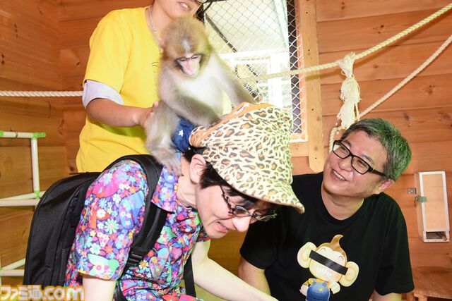 おじさんふたり、日光さる軍団のおさるランドではしゃぐ。子ざるには人間と動物の赤ちゃん両方のかわいさがあってどうにかなりそう